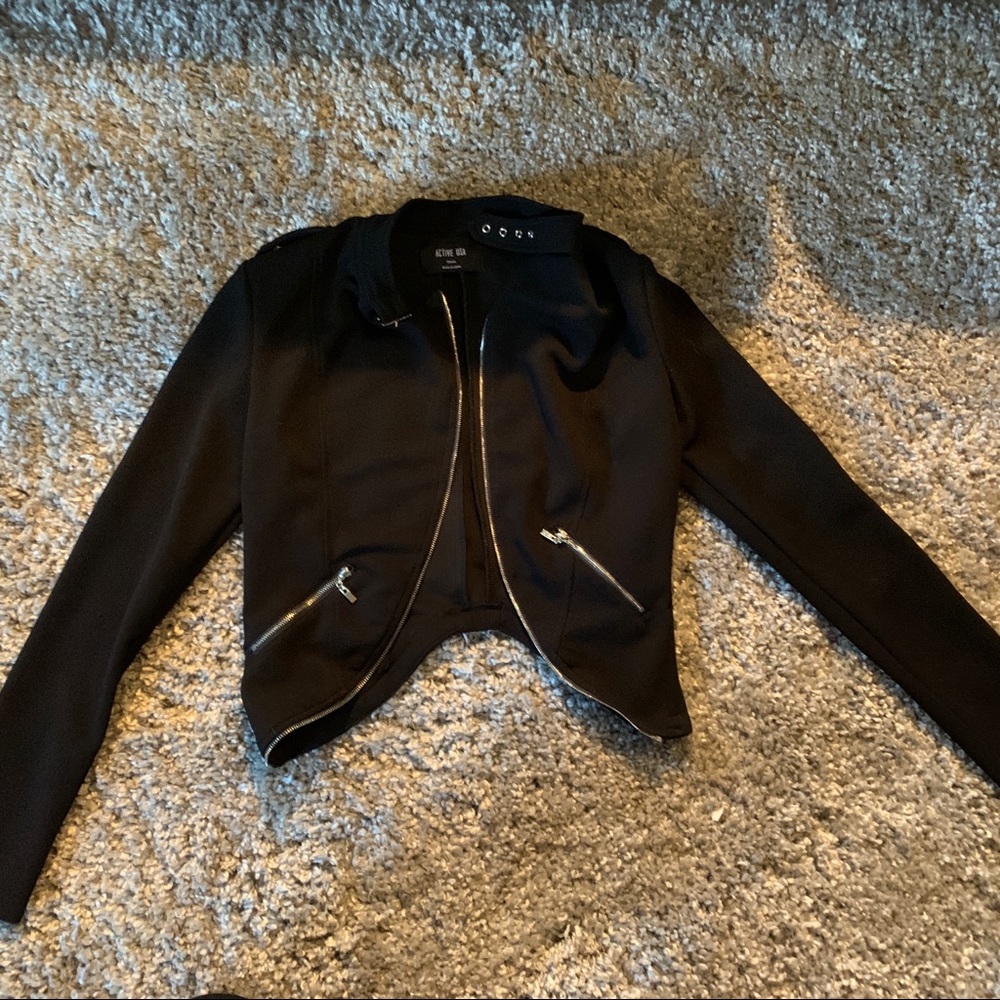 Black cropped jacket 🌸✨